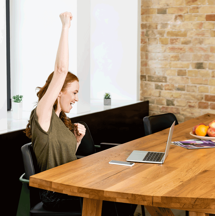 Fitnesstrainer führt eine persönliche Fitnessstunde mit einem Mitarbeiter in einem modernen Büro durch, wobei keine weiteren Personen anwesend sind. Dies zeigt die individuelle Betreuung und einen maßgeschneiderten Trainingsplan.